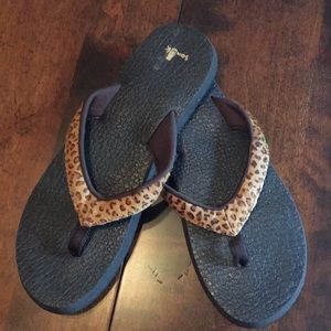 Brand new Sanuk sandals w/out tags.